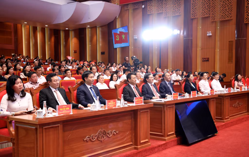 Các đồng chí lãnh đạo tỉnh và các đại biểu tham dự chương trình tổng kết, trao giải vòng chung khảo Cuộc thi Báo cáo viên, tuyên truyền viên giỏi tỉnh Quảng Ninh năm 2026; tôn vinh, biểu dương gương điển hình trong phong trào thi đua “Học và làm theo Bác” năm 2025.