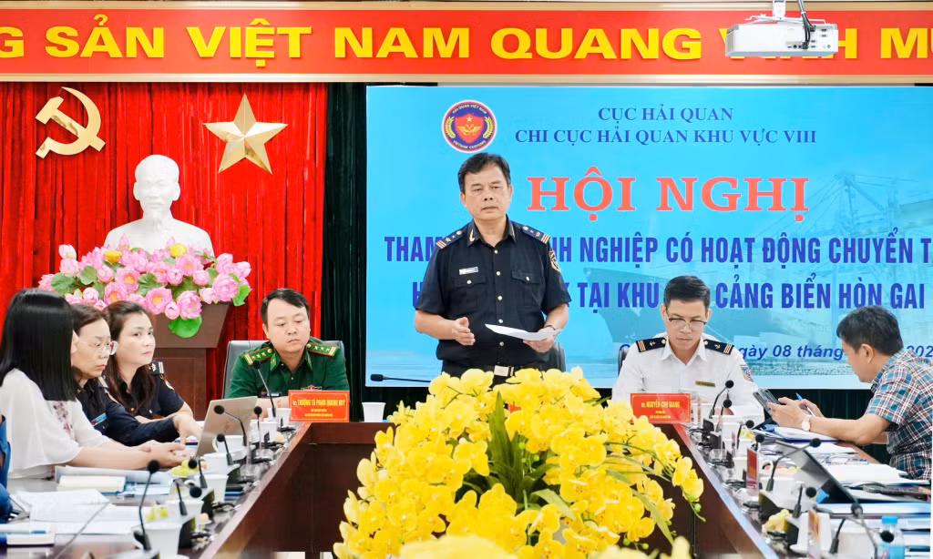 Đồng chí Ngô Tùng Dương, Phó Chi cục trưởng Chi cục Hải quan khu vực VIII, phát biểu tại hội nghị.