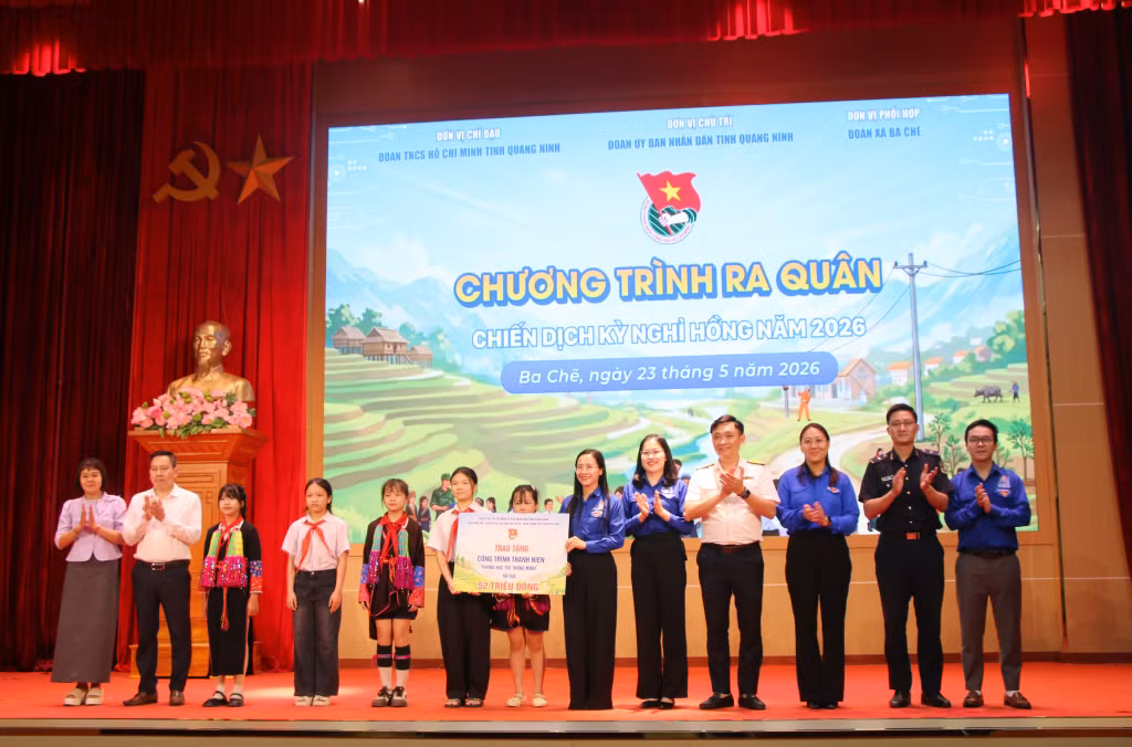 Đoàn Thanh niên UBND tỉnh trao tặng công trình thanh niên “Phòng học Tivi thông minh” cho Trường Tiểu học và THCS Nam Sơn với tổng kinh phí 52 triệu đồng.