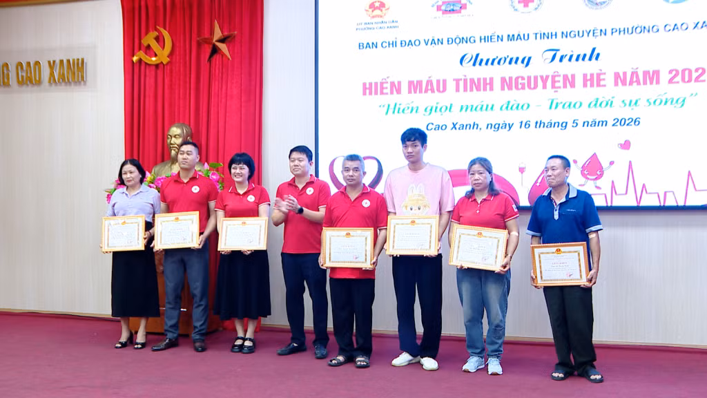 Ban tổ chức trao tặng giấy khen cho những cá nhân có nhiều đóng góp trong phong trào hiến máu tình nguyện.