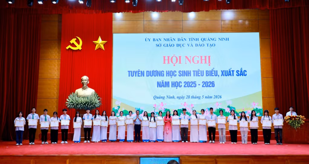 Các đồng chí lãnh đạo Sở GD&amp;ĐT Quảng Ninh tặng Giấy khen cho học sinh xuất sắc đoạt giải tại các kỳ thi học sinh giỏi THPT cấp tỉnh.