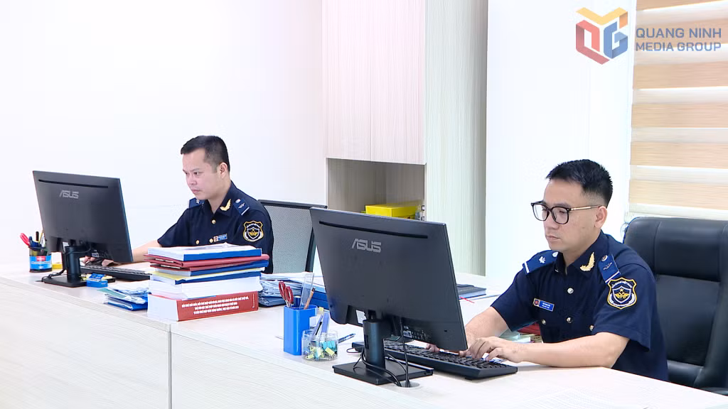 Cán bộ Phòng Quản lý rủi ro, Chi cục Hải quan khu vực VIII hỗ trợ trực tuyến cho doanh nghiệp để nâng cao mức độ tuân thủ pháp luật hải quan.