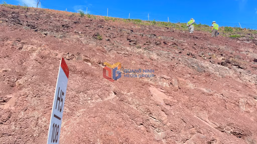 Ban quản lý ban điều hành Cao tốc Cẩm Hải – Tiên Yên kiểm tra các vị trí mái taluy dương có nguy cơ sạt lở sau các trận mưa.