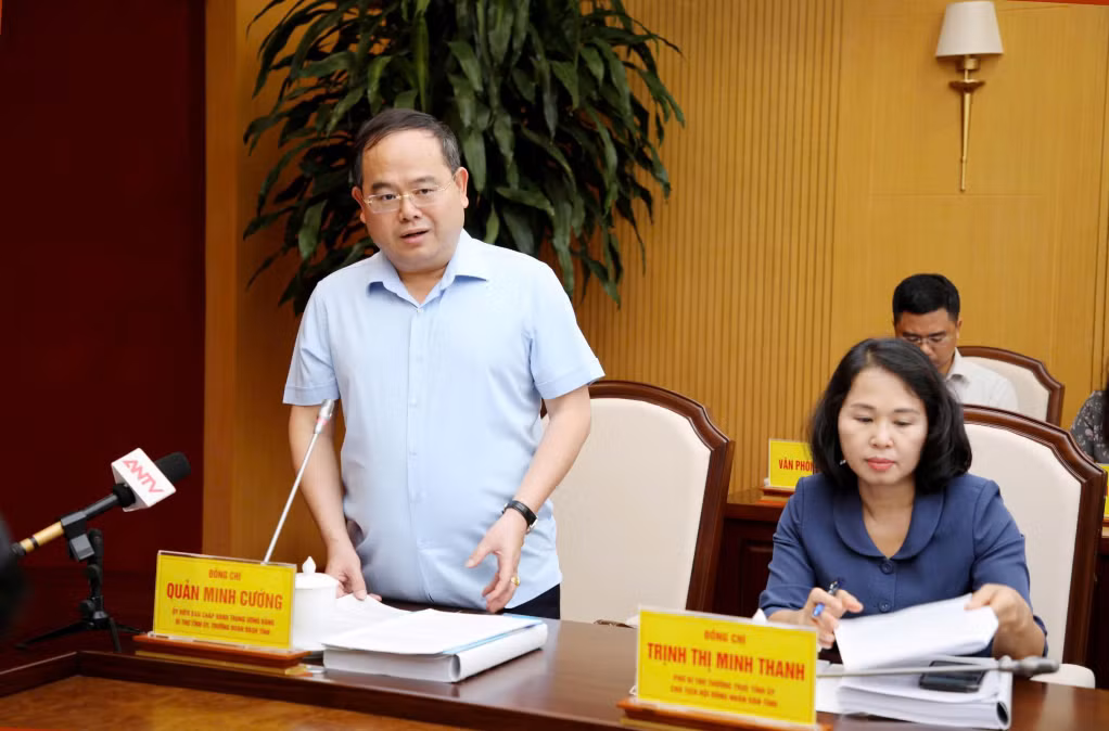 Đồng chí Quản Minh Cường, Ủy viên Trung ương Đảng, Bí thư Tỉnh ủy, Trưởng Đoàn ĐBQH tỉnh, phát biểu tại hội nghị.