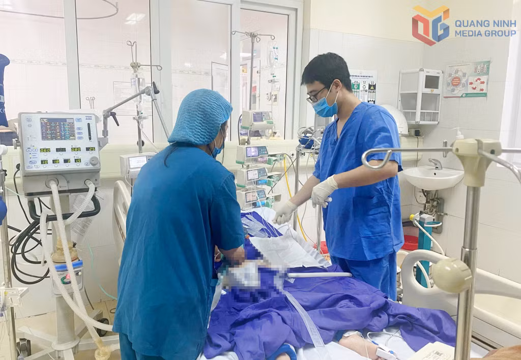 Các y, bác sĩ Bệnh viện Sản Nhi Quảng Ninh cấp cứu bệnh nhi trong tình trạng nặng sau tai nạn đuối nước.