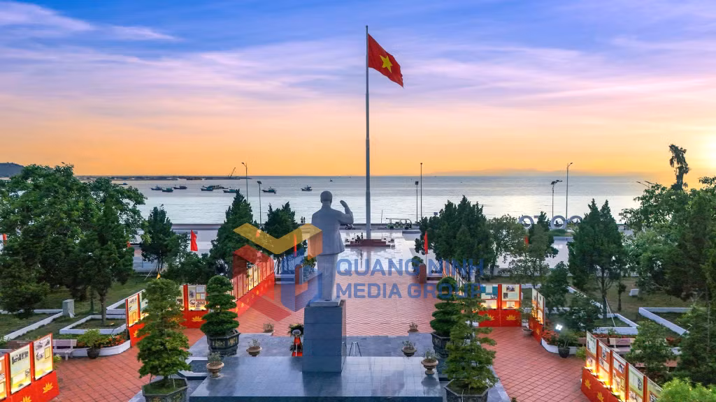 Tượng đài Bác Hồ trên đảo Cô Tô hướng ra trùng khơi. Ảnh: Hùng Sơn