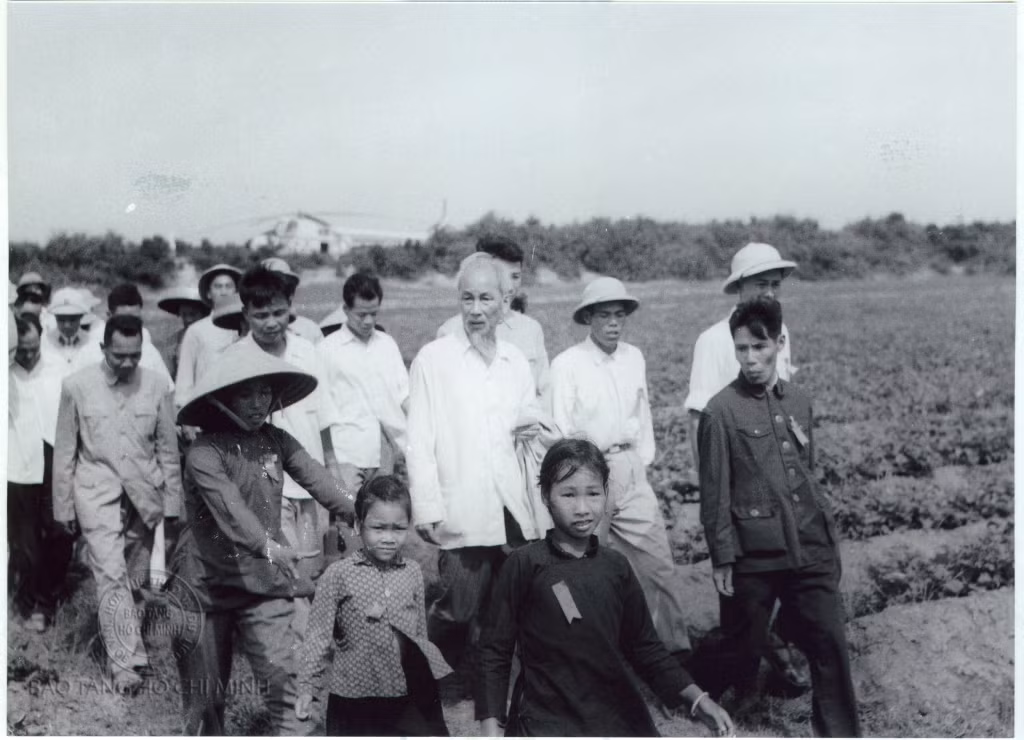 Chủ tịch Hồ Chí Minh thăm đảo Cô Tô, ngày 9/5/1961. Ảnh: Bảo tàng Hồ Chí Minh