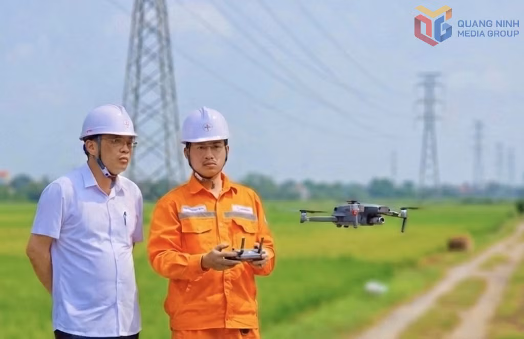 Công nhân PC Quảng Ninh điều khiển flycam tích hợp camera AI trong kiểm tra hành lang lưới điện.