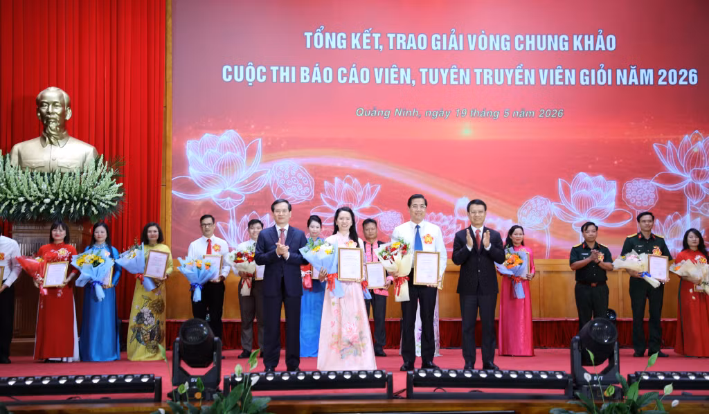 Đồng chí Vũ Quyết Tiến, Phó Bí thư Tỉnh ủy, Chủ tịch Ủy ban MTTQ tỉnh và đồng chí Nguyễn Hồng Dương, Ủy viên BTV, Trưởng Ban Tuyên giáo và Dân vận Tỉnh ủy, Trưởng Ban Tổ chức Cuộc thi, trao giải Nhì cho 2 thí sinh.