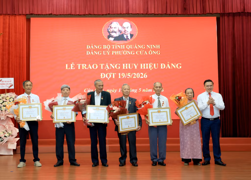 Đồng chí Đinh Ngọc Chiến, Bí thư Đảng ủy, Chủ tịch HĐND phường Cửa Ông trao các Huy hiệu 65 năm, 60 năm, 55 năm và 50 năm tuổi Đảng cho các đảng viên