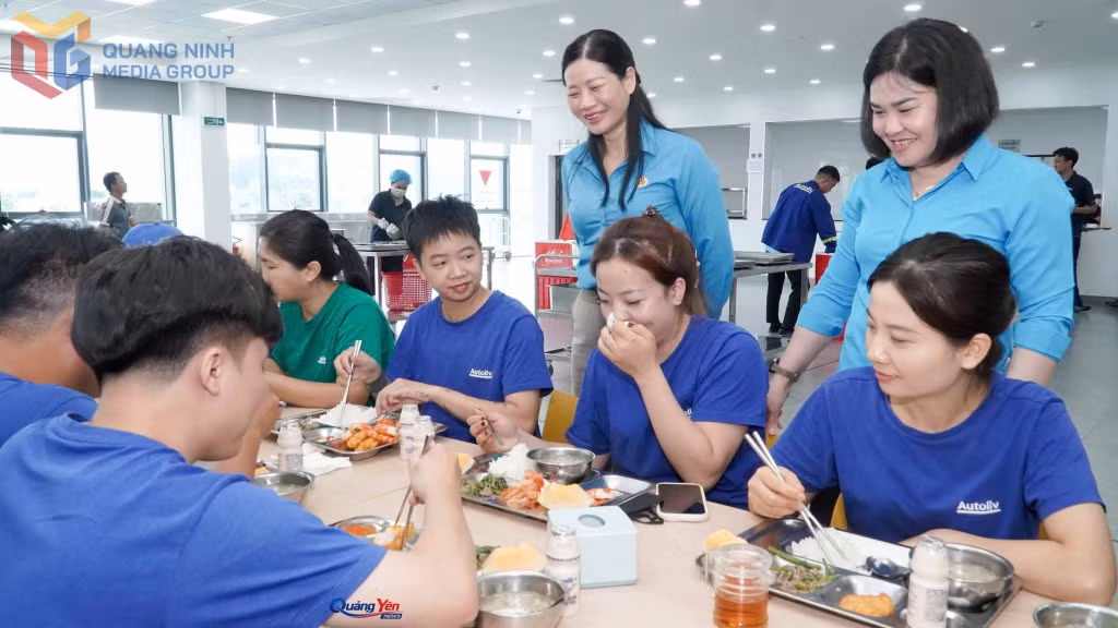 Lãnh đạo LĐLĐ tỉnh và Công đoàn phường Quảng Yên thăm, động viên người lao động tại Bữa cơm công đoàn của Công ty