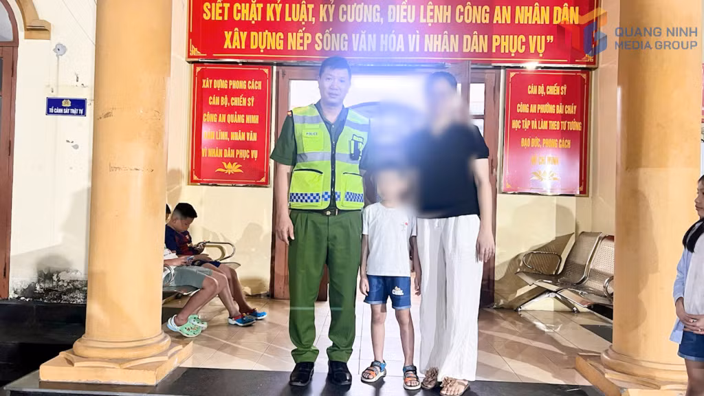 Trong kỳ nghỉ 30/4 và 1/5 vừa qua, tăng cường tuần tra kiểm soát, Công an phường Bãi Cháy đã kịp thời hỗ trợ 2 gia đình du khách tìm thấy trẻ em bị lạc.