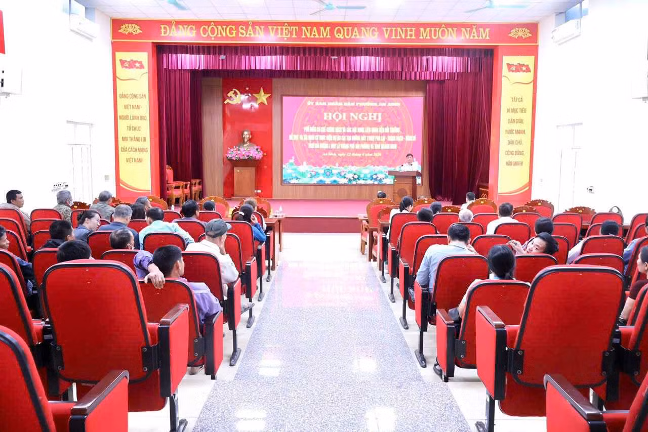 UBND phường An Sinh gặp gỡ, đối thoại với các hộ dân liên quan đến Dự án cải tạo đường dây 110KV Phả Lại- Tràng Bạch- Uông Bí. Ảnh: ĐVCC