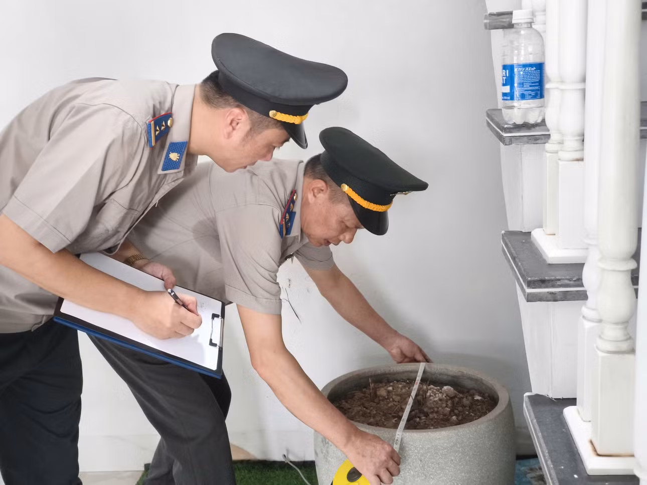 Cán bộ phòng thi hành án dân sự 3 kiểm kê, xác định hiện trạng tài sản để phục vụ công tác bàn giao.