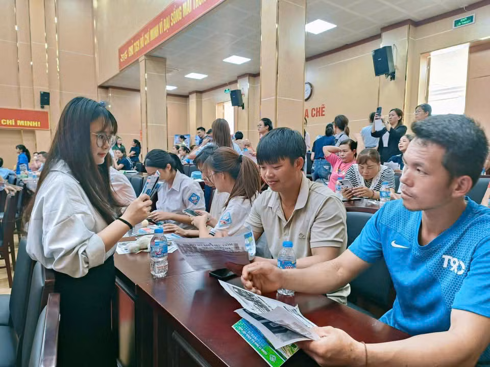 Người lao động tìm hiểu các thông tin tuyển dụng.