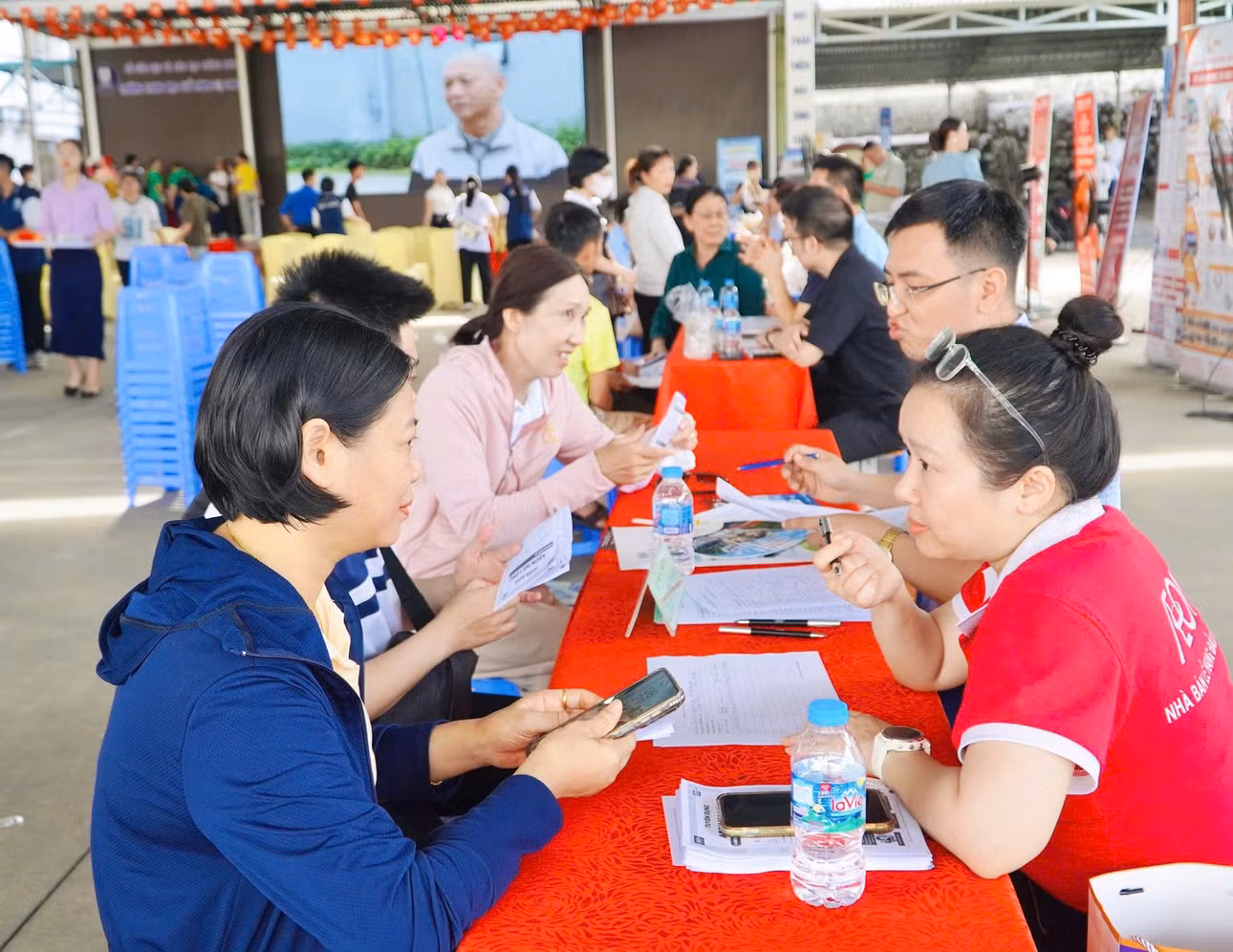 Đại diện doanh nghiệp tuyển dụng giới thiệu các chính sách của đơn vị đến người lao động.