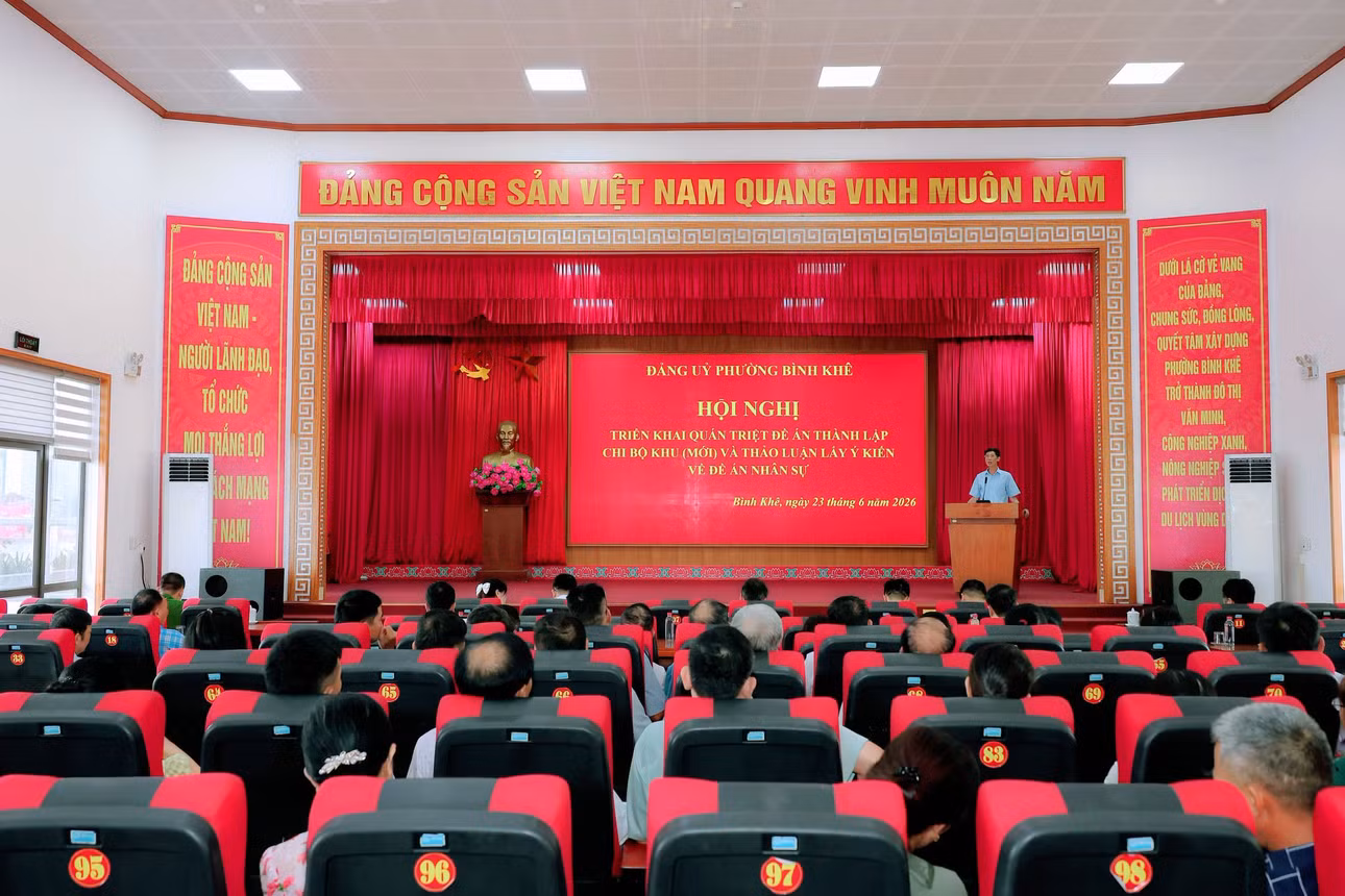Đảng ủy phường Bình Khê tổ chức hội nghị triển khai quán triệt Đề án sắp xếp, thành lập các chi bộ khu phố mới và thảo luận, lấy ý kiến về đề án nhân sự các chi bộ sau sáp nhập. Ảnh: phường Bình Khê cung cấp