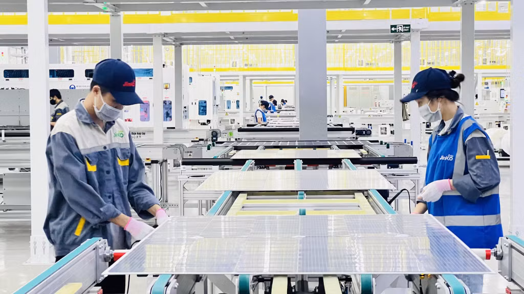 CNLĐ làm việc tại Công ty TNHH Công nghiệp Jinko Solar (Việt Nam), KCN Sông Khoai, TX Quảng Yên.
