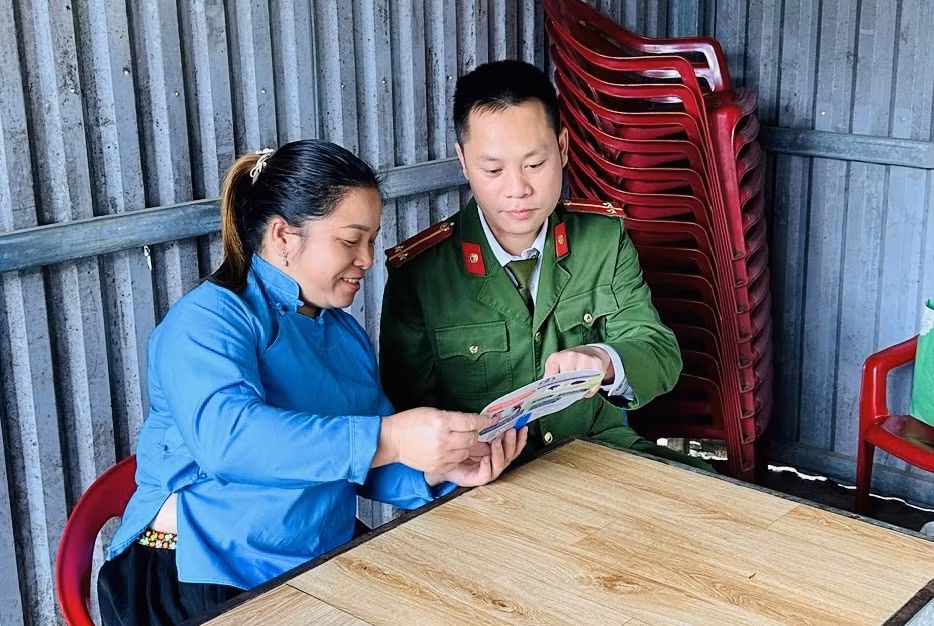 Công an xã Đại Dực (huyện Tiên Yên) tuyên truyền luật giao thông cho người dân.