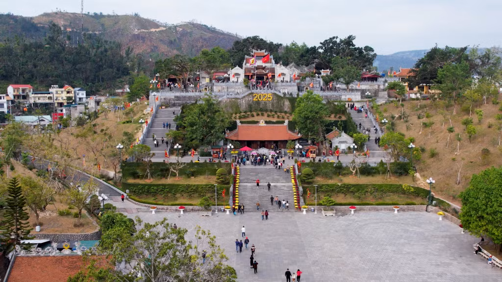 Công tác an ninh, trật tự tại Khu di tích Quốc gia đặc biệt Đền Cửa Ông (Cẩm Phả) luôn được đảm bảo. Ảnh: Lê Nam