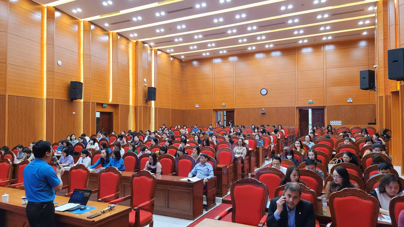 LĐLĐ TP Hạ Long tổ chức hội nghị tuyên truyền, phổ biến pháp luật về thương lượng tập thể và ký kết thỏa ước lao động tập thể cho các CĐCS, đoàn viên trên địa bàn, tháng 3/2024.