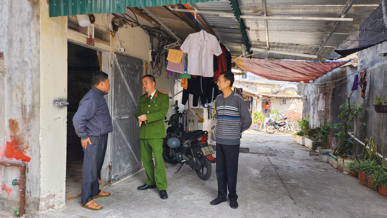 Công an phường Hải Hòa (TP Móng Cái) nắm tình hình, tuyên truyền, vận động người thuê trọ chấp hành quy định pháp luật. 