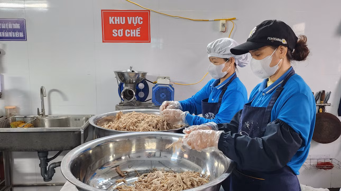 Sản xuất heo khô cháy tỏi tại cơ sở sản xuất ruốc tép chưng thịt Long Thương (Quảng Yên).