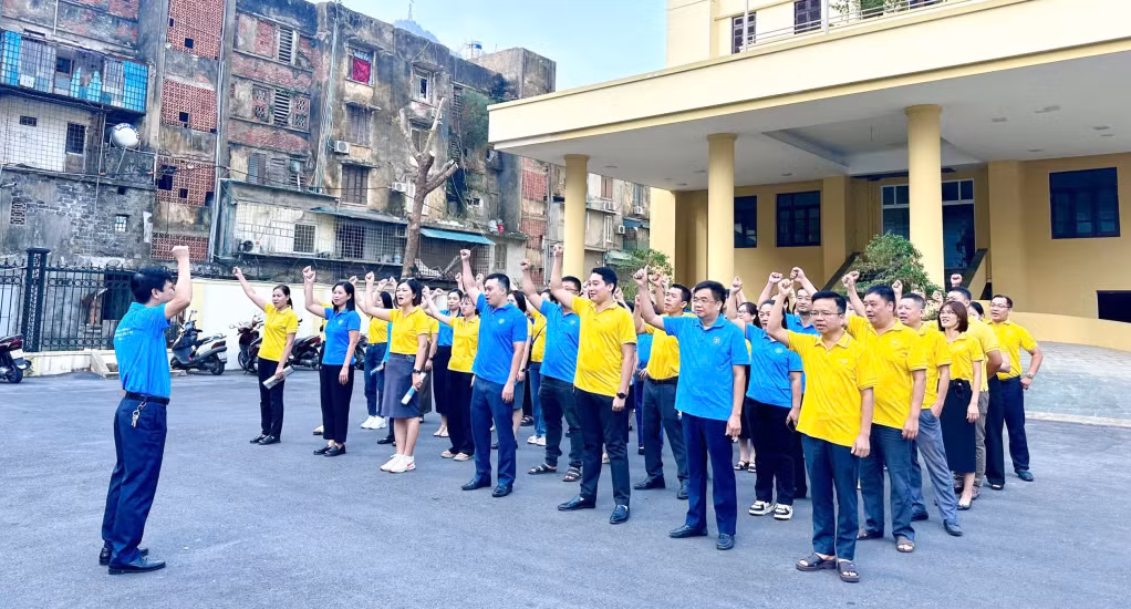BHXH tỉnh và Bưu điện tỉnh tổ chức lễ ra quân tuyên truyền BHXH tự nguyện, BHYT hộ gia đình tại TP Hạ Long. Ảnh: Dương Trường