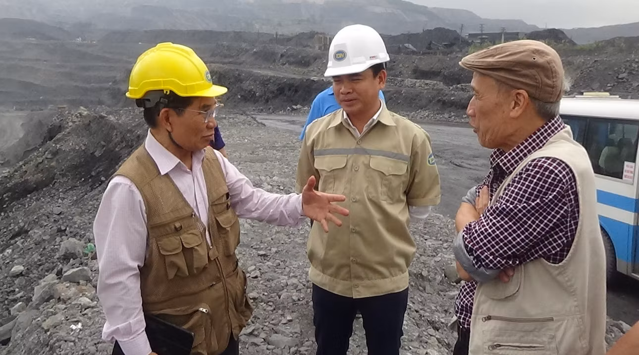 Các nhà văn thực tế sáng tác tại khai trường Công ty CP Than Đèo Nai.