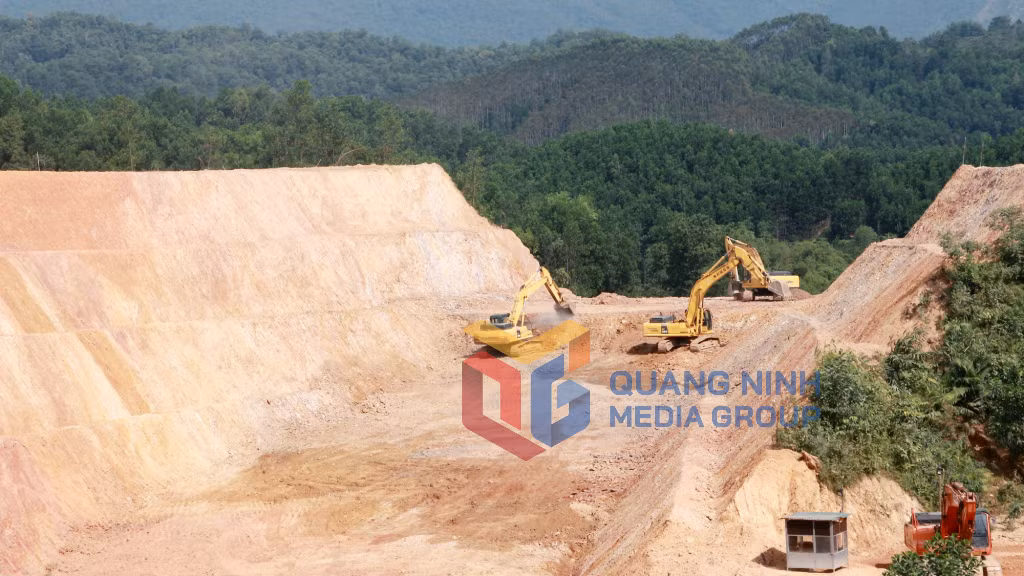 Nhà thầu thi công tràn xả lũ Hồ Khe Giữa (xã Dương Huy, TP Cẩm Phả) (11-2020). Ảnh: Mạnh Trường