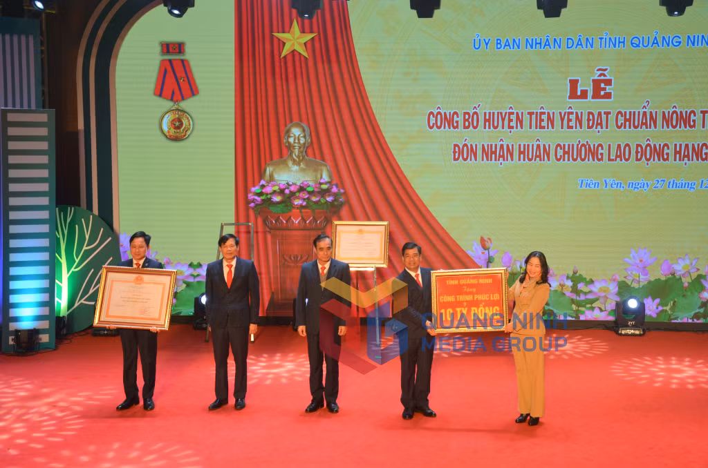 Thừa ủy quyền của Thủ tướng Chính phủ, đồng chí Vi Ngọc Bích, Trưởng Ban Tuyên giáo Tỉnh ủy, Phó Chủ tịch HĐND tỉnh trao quyết định của Thủ tướng Chính phủ công nhận đạt chuẩn nông thôn mới năm 2019 cho huyện Tiên Yên (12-2021). Ảnh: Cao Quỳnh