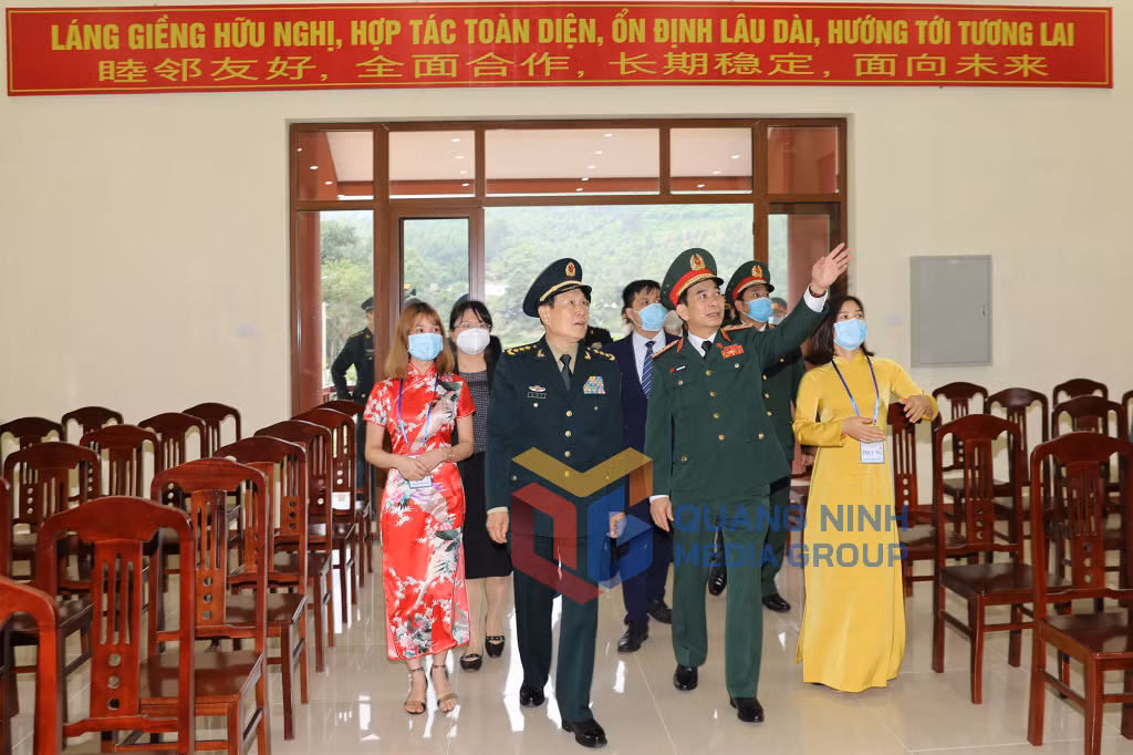 Thăm Nhà văn hóa hữu nghị Việt Nam – Trung Quốc tại xã Đồng Văn, huyện Bình Liêu (4-2021). Ảnh: Đỗ Phương