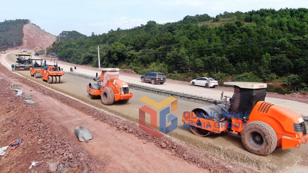 Thi công nền và thảm nhựa mặt đường nối lên cầu (11-2021). Ảnh: Đỗ Phương