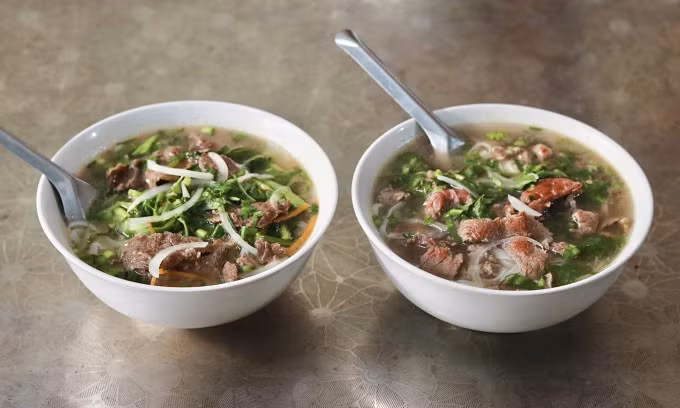 Phở bò tái chín tại quán Phở cụ Tặng ở Nam Định. Ảnh: Quỳnh Mai
