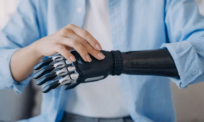 Công nghệ mới của Neuralink có thể cho phép người dùng điều khiển cánh tay robot chỉ bằng ý nghĩ. Ảnh: Viorel Kurnosov