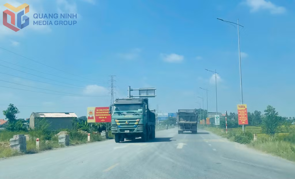 Các phương tiện vận chuyển VLXD chạy nhiều trên địa bàn tỉnh Quảng Ninh.