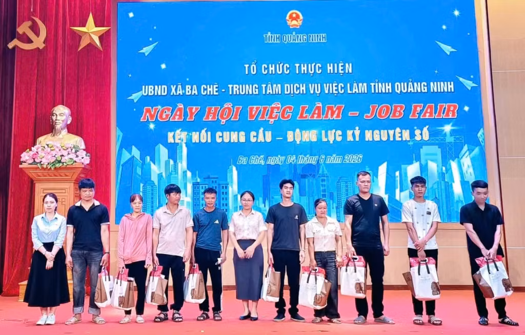 Đại diện doanh nghiệp trao tặng quà cho người lao động có hoàn cảnh khó khăn trên địa bàn xã.