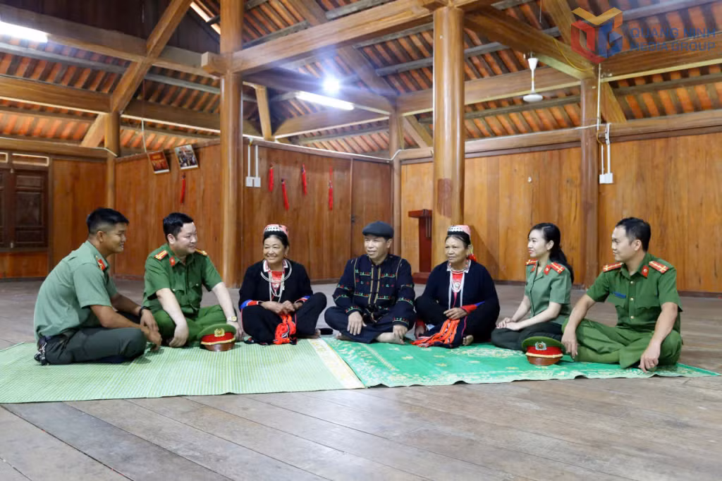 Cán bộ, chiến sĩ Phòng An ninh nội địa Công an tỉnh phối hợp Công an xã tuyên truyền, phổ biến giáo dục pháp luật cho người uy tín tại xã Quảng La. Ảnh: Văn Huy (CTV)