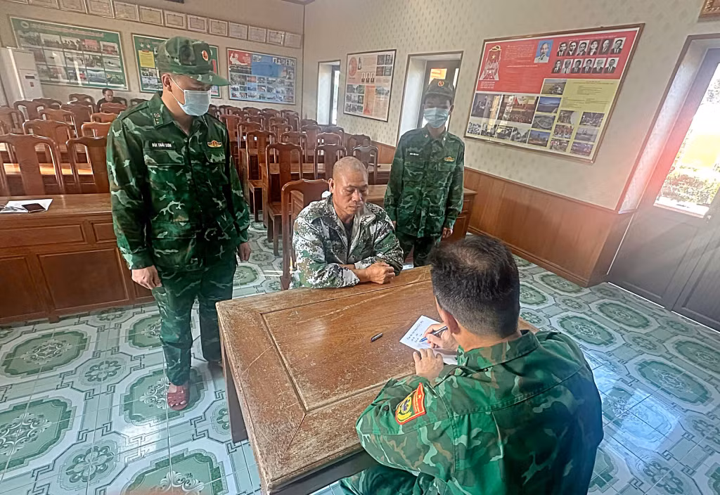Cán bộ Đồn BP TRà Cổ lấy lời khai đối tượng.