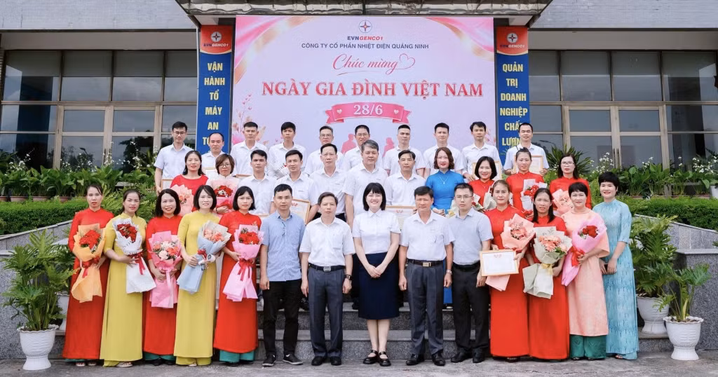 Lãnh đạo Công ty và 17 gia đình người lao động tiêu biểu tại chương trình gặp mặt năm 2026.