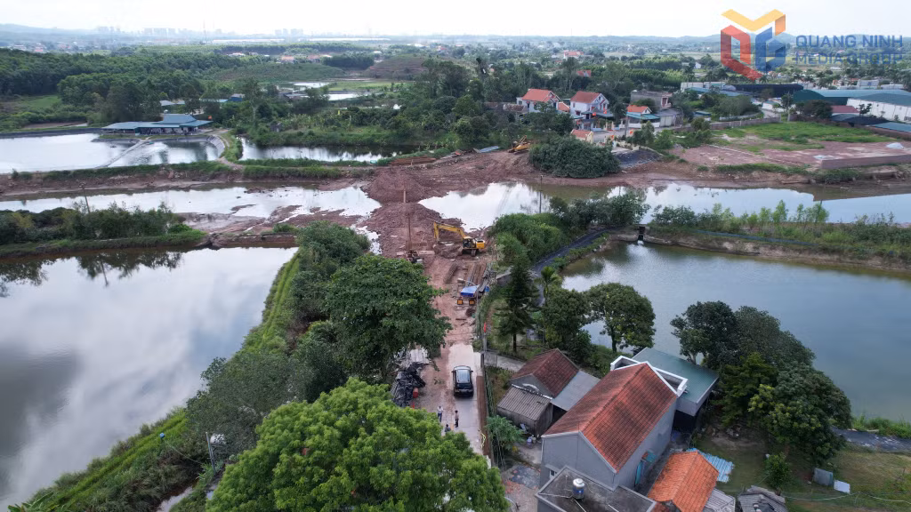 Dự án cầu Bến 10 phường Móng Cái 3 được triển khai thi công đảm bảo tiến độ nhờ sự bàn giao trước mặt bằng của các hộ dân