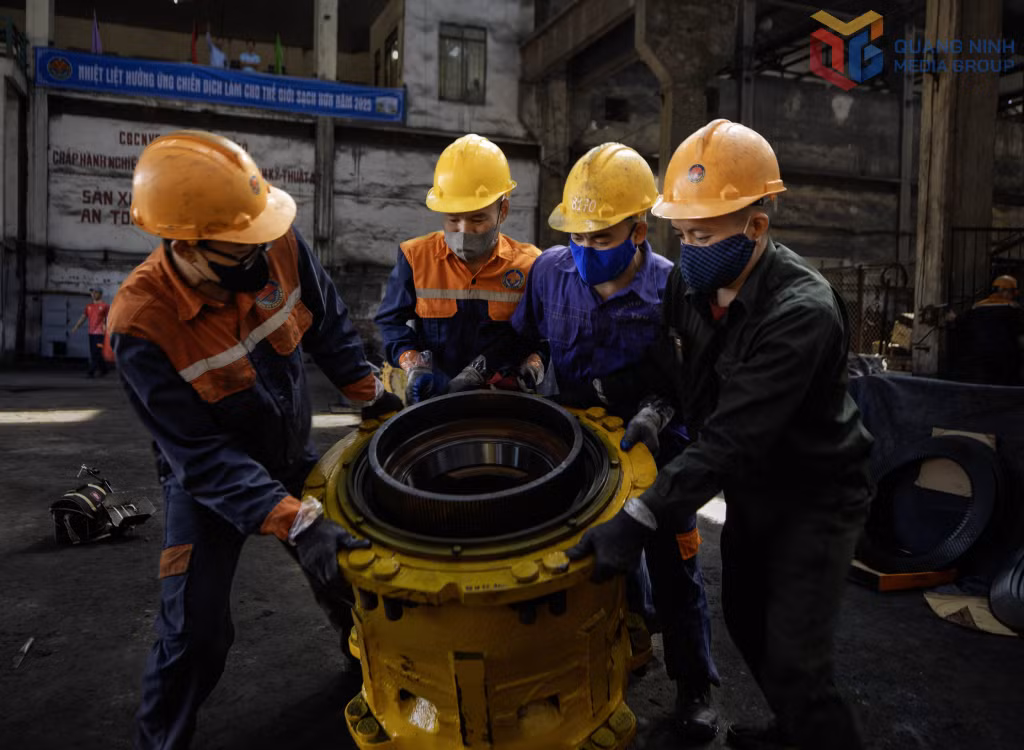 Sửa chữa máy móc thiết bị ngay trên khai trường.