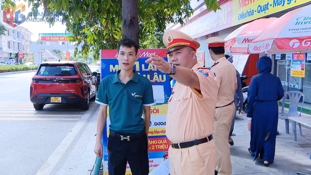 Cán bộ Đội Tuyên truyền, điều tra giải quyết tai nạn và xử lý vi phạm giao thông, Phòng CSGT (Công an tỉnh) hướng dẫn đội ngũ tài xế taxi ghi lại hình ảnh vi phạm TTATGT hỗ trợ CSGT phát hiện, xử lý vi phạm.