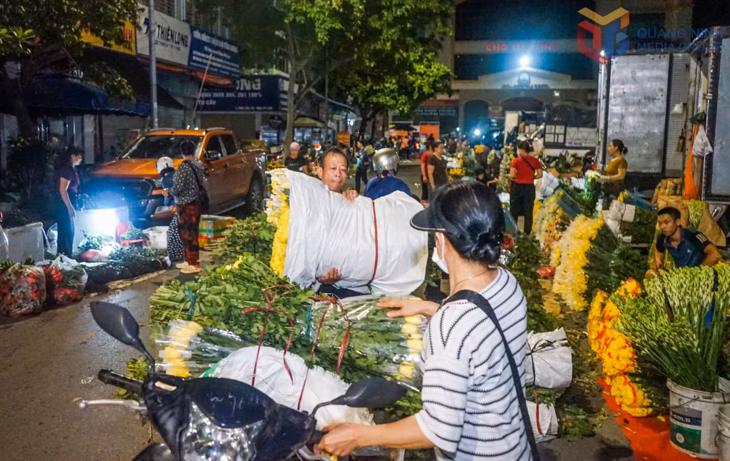 Các tiểu thương bán lẻ tất bật lấy hàng, chuẩn bị mang về các chợ dân sinh và cửa hàng trong tỉnh.