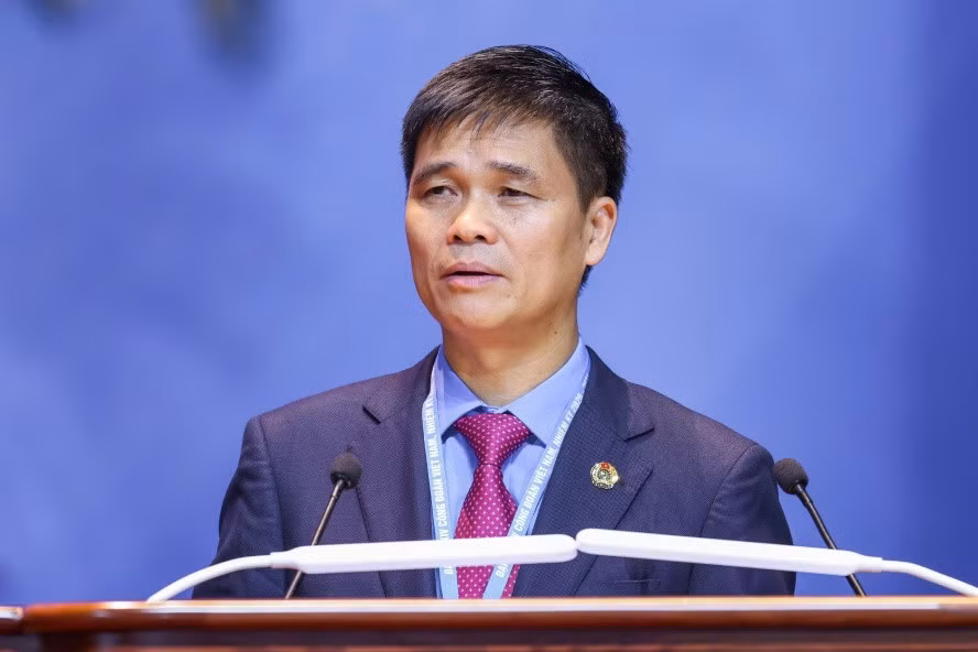 Phó Bí thư Thường trực Đảng ủy, Phó Chủ tịch Tổng LĐLĐVN Ngọ Duy Hiểu trình bày tổng quát Báo cáo của Ban Chấp hành Tổng LĐLĐ Việt Nam khóa XIII trình Đại hội; định hướng nội dung thảo luận. Ảnh: Hải Nguyễn