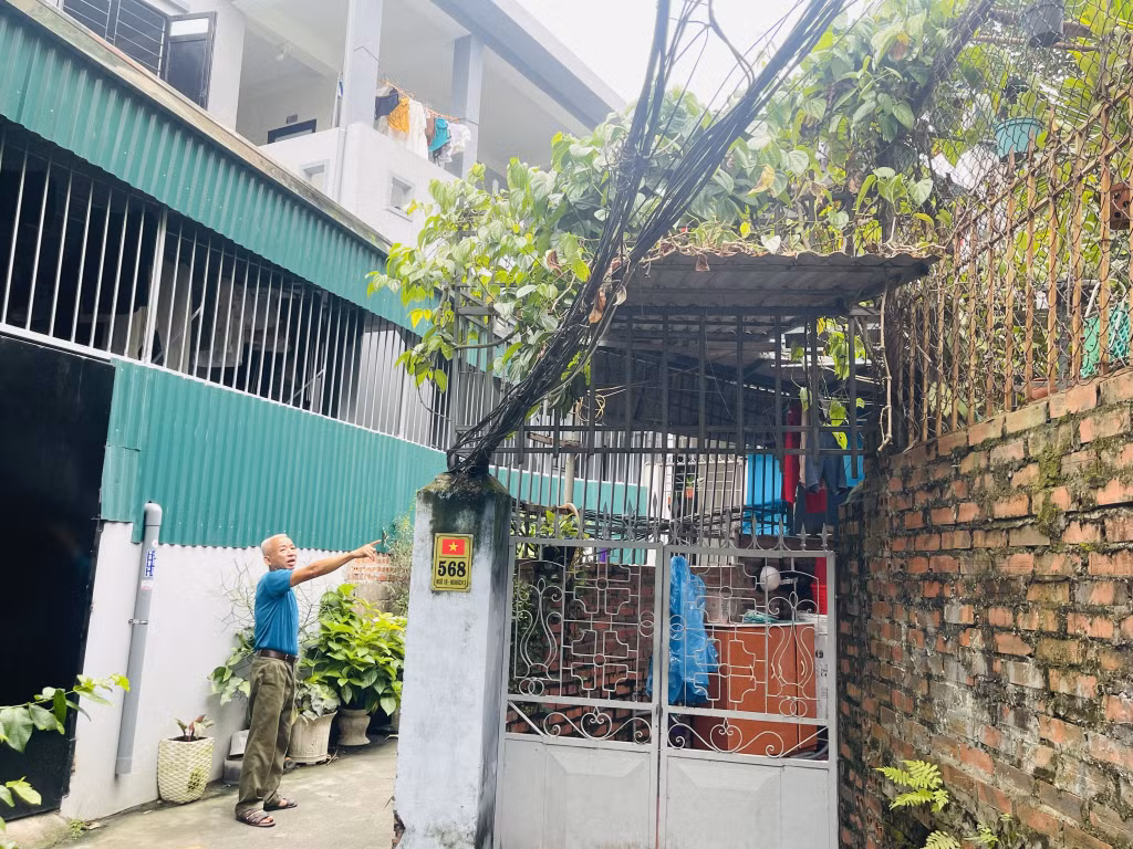 Tình trạng đường dây điện trũng võng, bấu víu qua tường nhà dân.