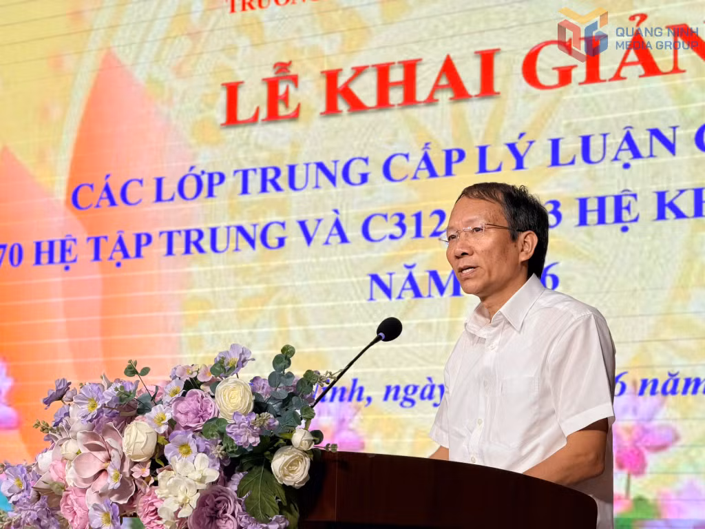 Đồng chí Nguyễn Mạnh Tuấn, Tỉnh ủy viên, Phó Trưởng Ban Tổ chức Tỉnh ủy phát biểu tại lễ khai giảng.