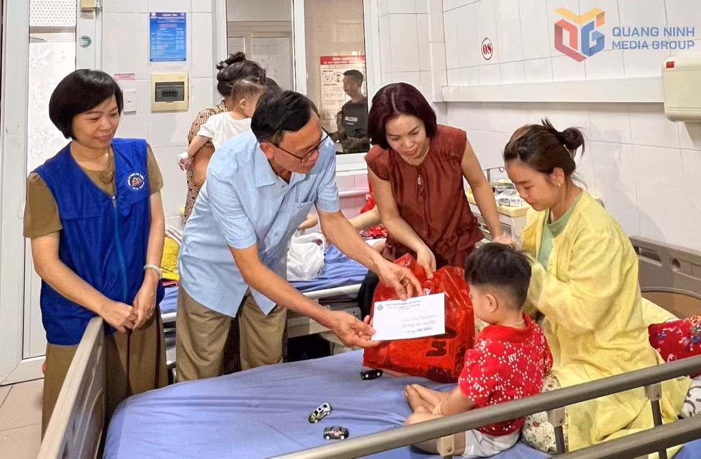 Ông Lãnh Thế Vinh, Chủ tịch Hội Bảo trợ NKT-TMC tỉnh cùng Nhóm từ thiện Huệ Thảo trao quà cho bệnh nhi đang điều trị tại Bệnh viện Sản Nhi Quảng Ninh nhân Ngày Quốc tế Thiếu nhi 1/6.