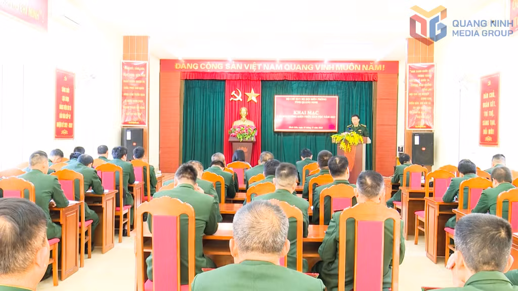 Một lớp học tiếng dân tộc tổ chức cho cán bộ chiến sĩ biên phòng.