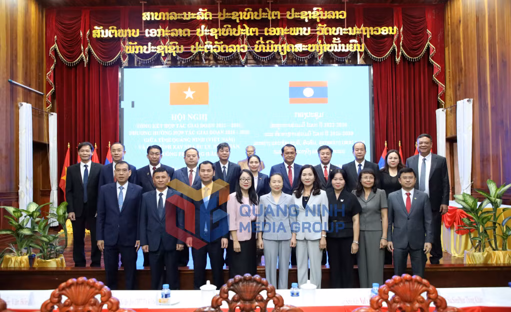 Đoàn đại biểu tỉnh Quảng Ninh chụp ảnh lưu niệm cùng các đồng chí Bí thư Tỉnh ủy 4 tỉnh (6-2026). Ảnh: Hoàng Nam